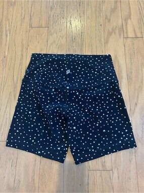 Lululemon heart scatter dot print shorts size 8
